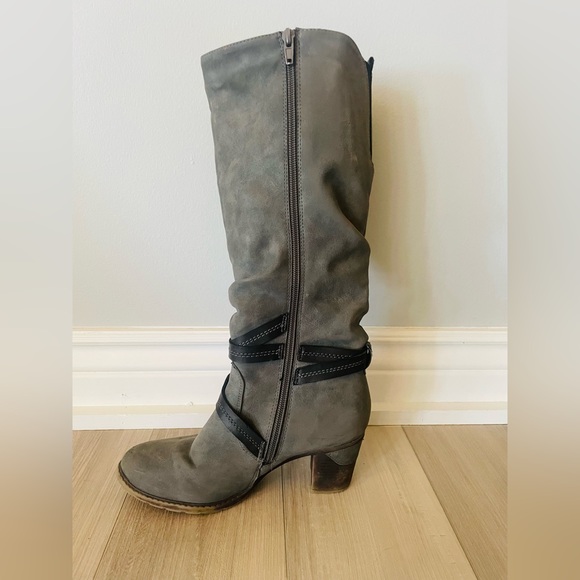 Grey boots - Picture 2 of 5